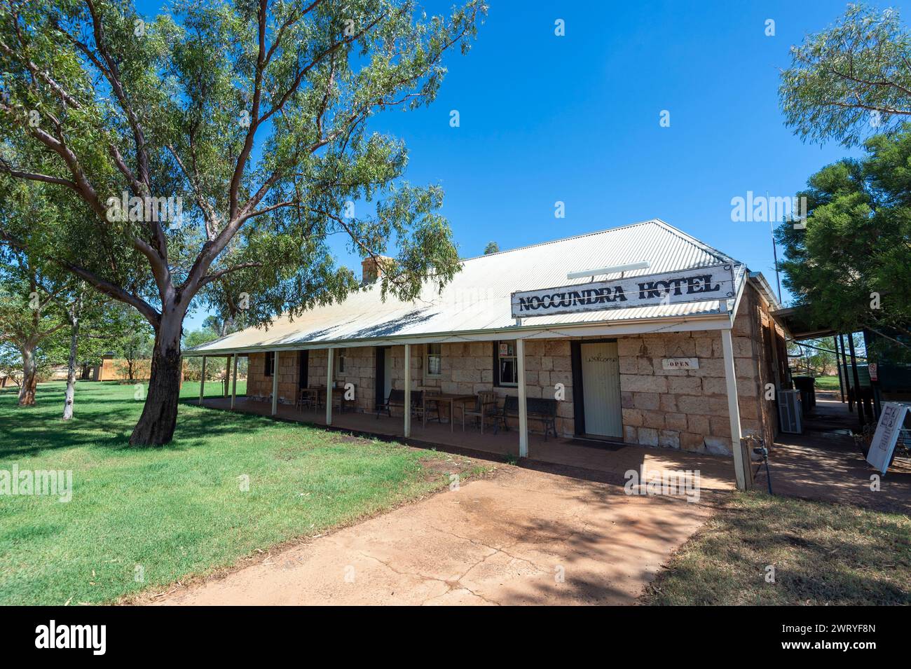 Vue sur l'ancien pub de l'Outback du Noccundra Hotel à Noccundra, Queensland, Queensland, Queensland, Australie Banque D'Images