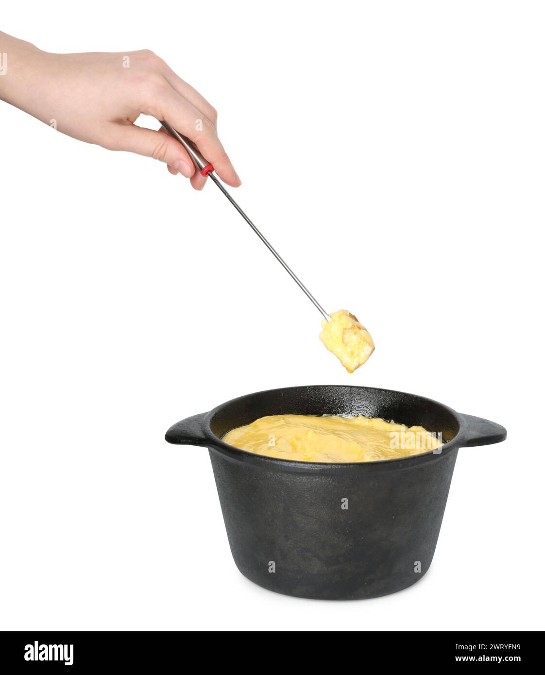 Femme trempant un morceau de pain dans un pot à fondue avec du fromage fondu savoureux sur fond blanc, gros plan Banque D'Images