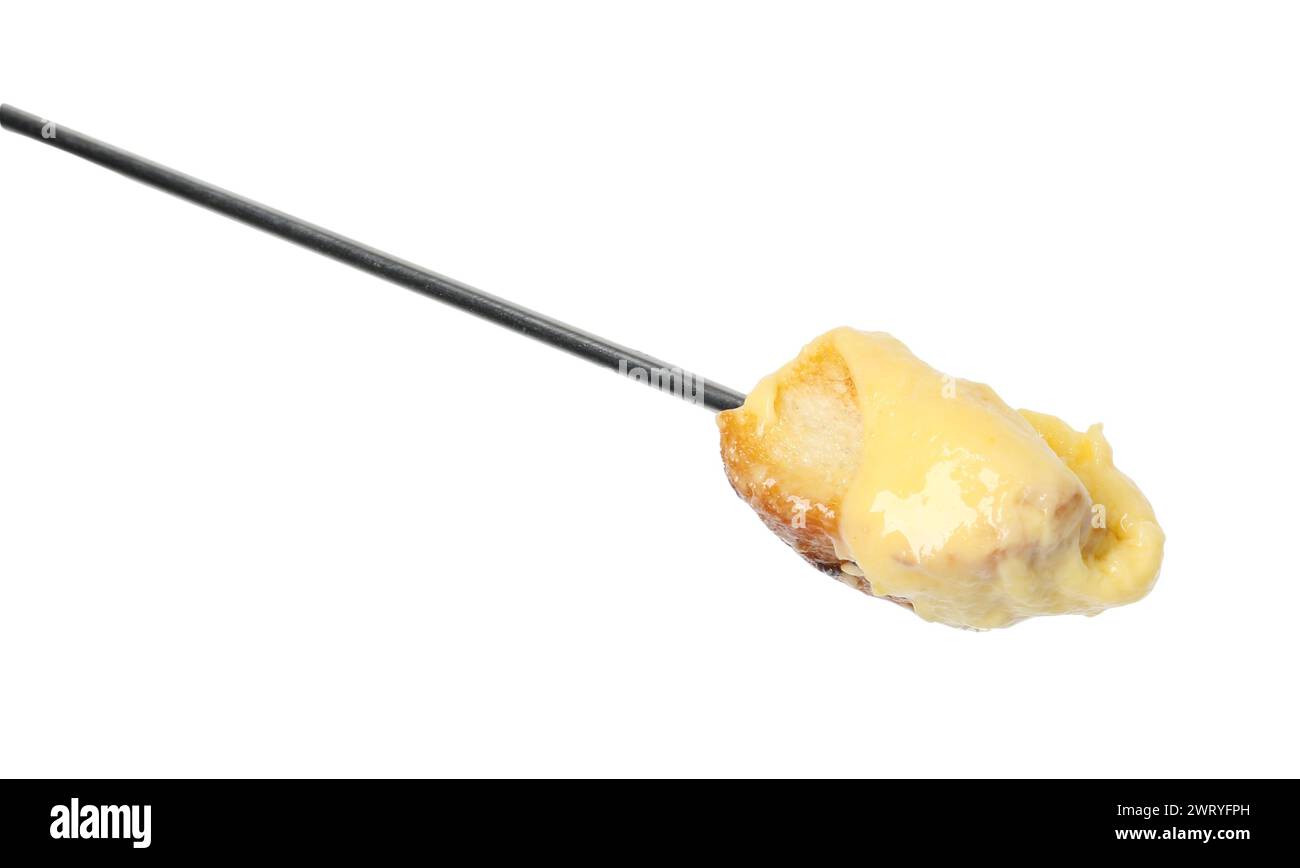 Fondue savoureuse. Fourchette avec morceau de pain et fromage fondu isolé sur blanc Banque D'Images