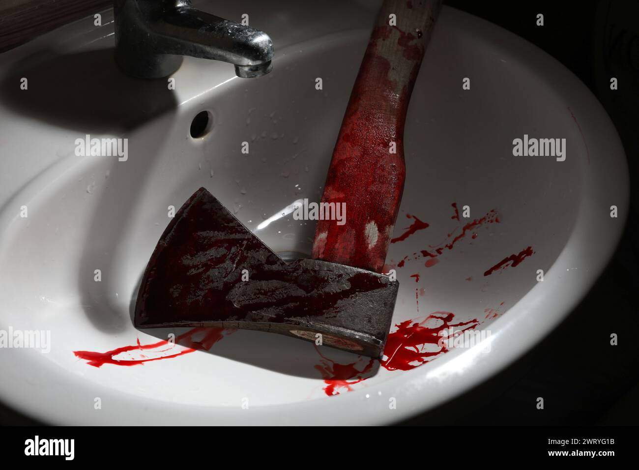 Hache avec du sang dans l'évier, vue rapprochée Banque D'Images