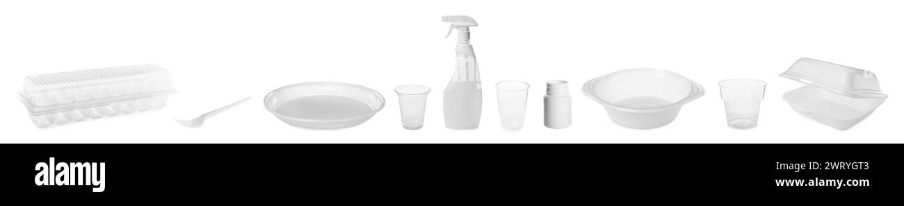 Différents articles en plastique isolés sur blanc, ensemble Banque D'Images