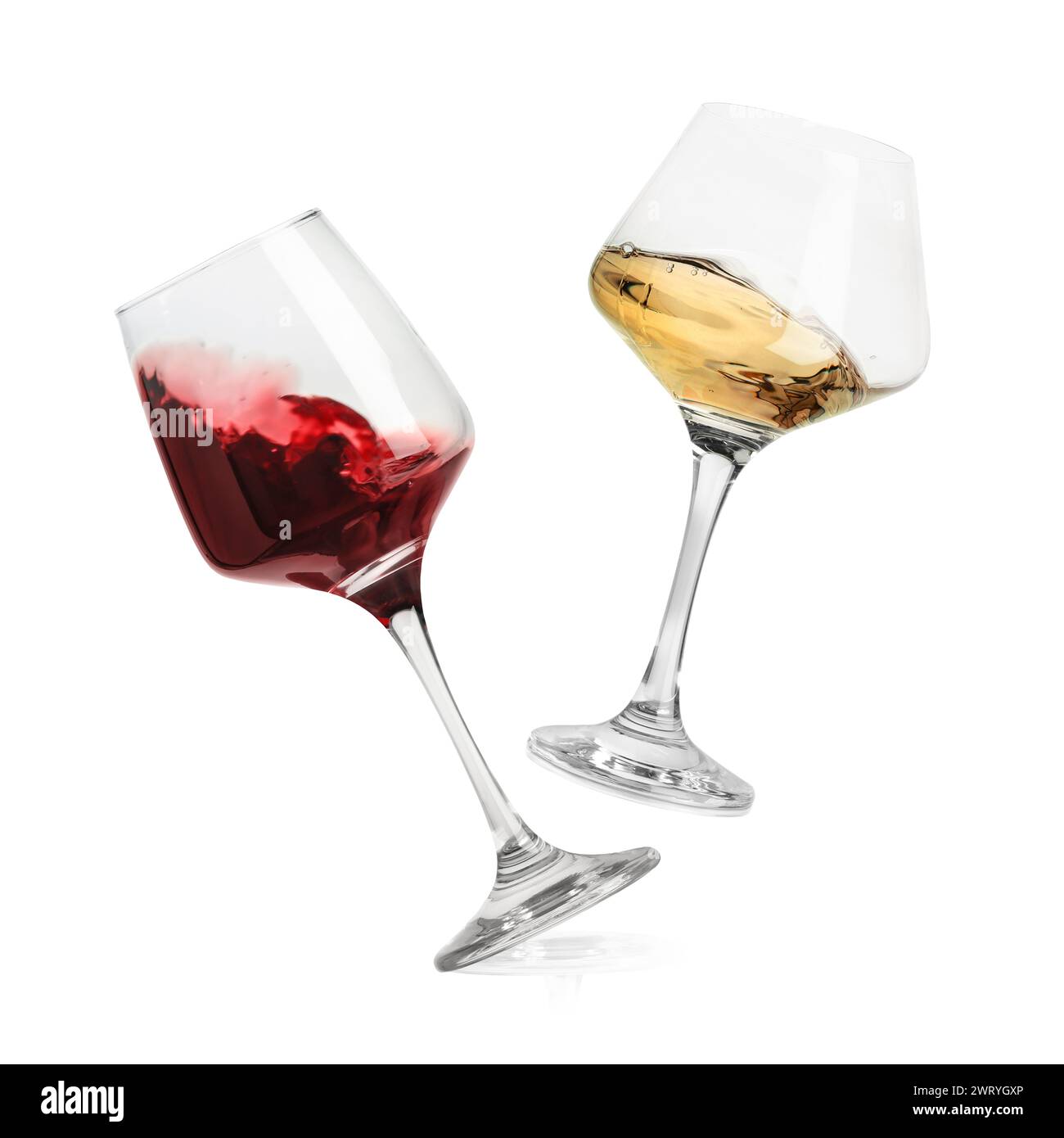 Différents types de vin éclaboussant dans des verres sur fond blanc Banque D'Images