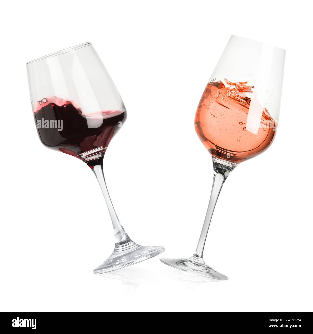 Différents types de vin éclaboussant dans des verres sur fond blanc Banque D'Images