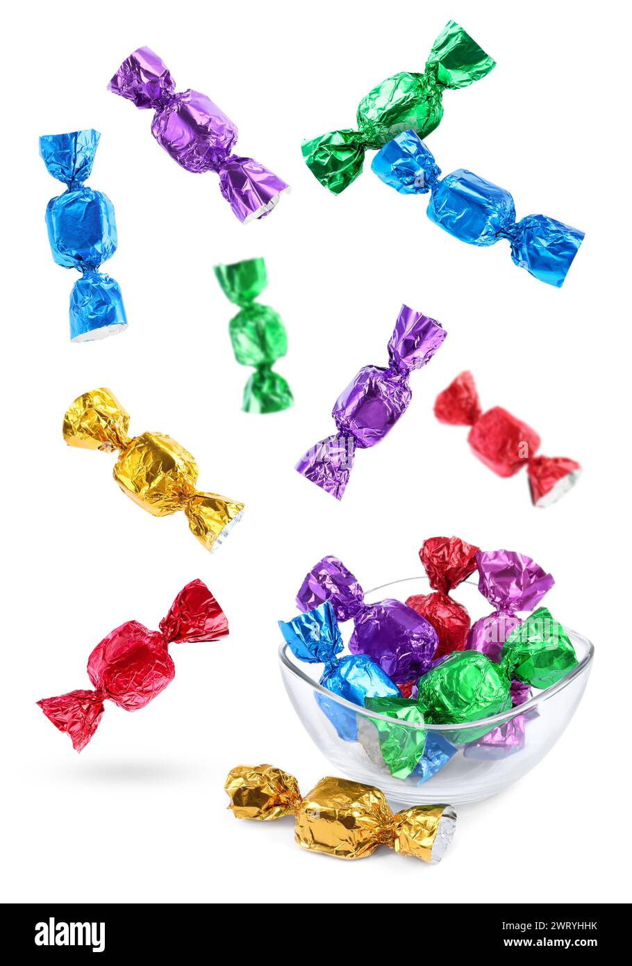 Bonbons savoureux dans des emballages lumineux tombant sur fond blanc Banque D'Images
