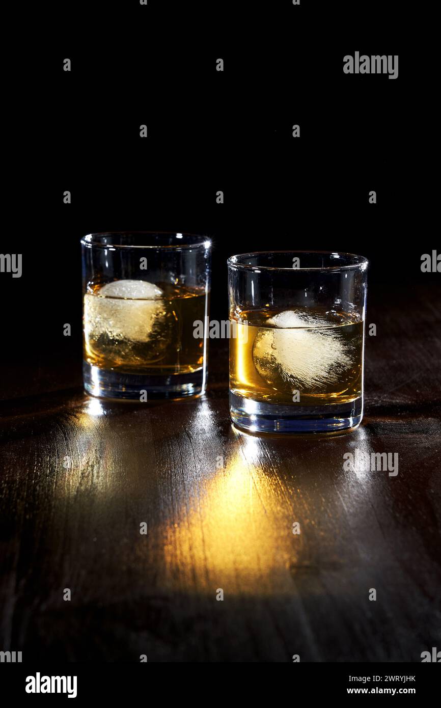 deux verres de whisky glacé sur fond noir Banque D'Images