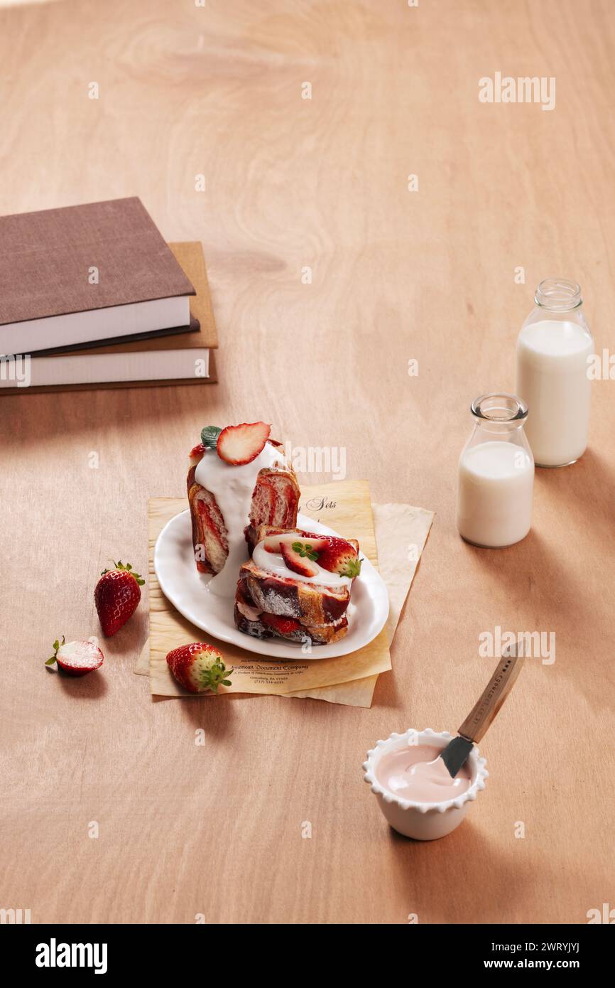 Latte de pain et de fraises plein de crème fouettée et de fraises Banque D'Images