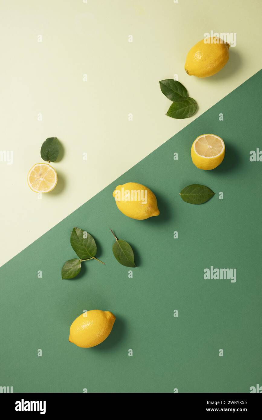 citron jaune et feuilles vertes sur deux fonds de tons verts Banque D'Images