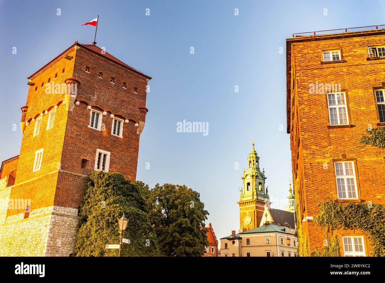 Belle vue sur la tour du voleur de Wawel dans le château royal de Wawel à Cracovie au coucher du soleil Banque D'Images