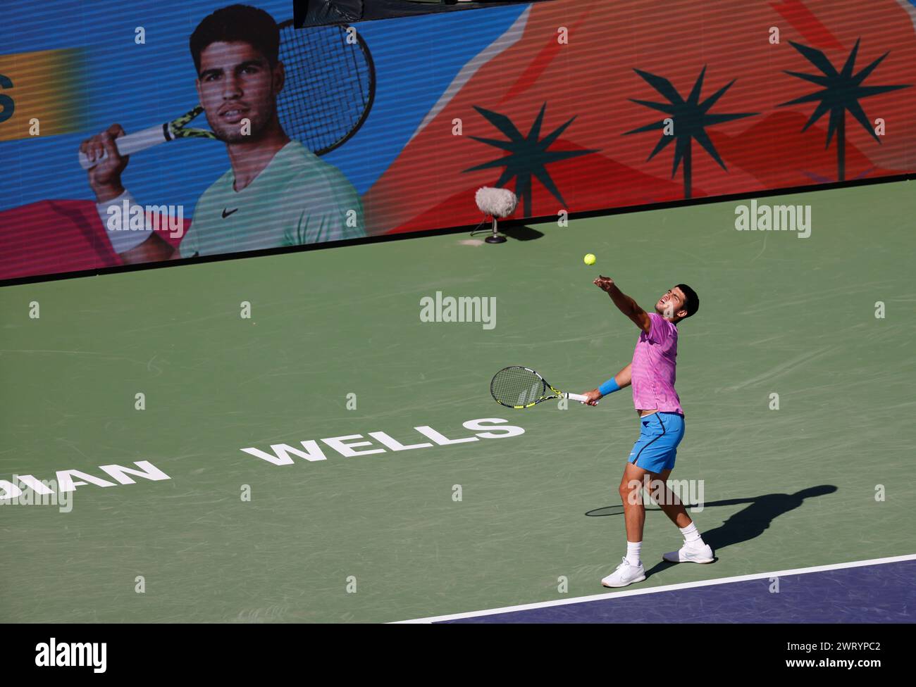 14 mars 2024 Carlos Alcaraz, d'Espagne, se réchauffe avec son service contre Alexander Zverev, d'Allemagne, lors de l'Open BNP Paribas à Indian Wells, EN CALIFORNIE. Charles Baus/CSM (crédit image : © Charles Baus/Cal Sport Media) Banque D'Images