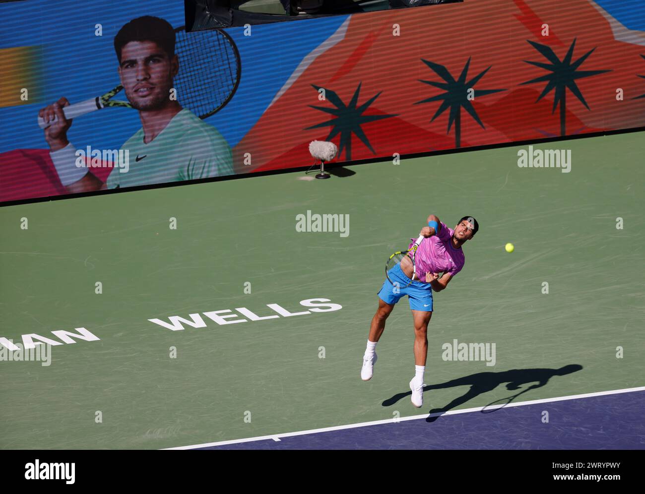 14 mars 2024 Carlos Alcaraz, d'Espagne, se réchauffe avec son service contre Alexander Zverev, d'Allemagne, lors de l'Open BNP Paribas à Indian Wells, EN CALIFORNIE. Charles Baus/CSM Banque D'Images