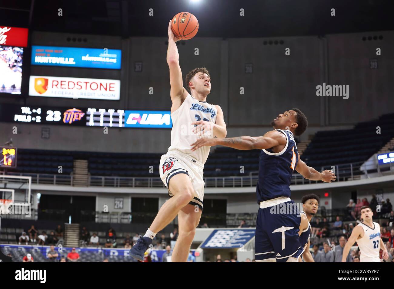 HUNTSVILLE, AL - MARCH 14: Liberty Flames forward Zach Cleveland (25)during the quarterfinal game of the 2024 Conference USA Men's Basketball Championship between the UTEP Miners and the Liberty Flames on March 14, 2024 at Propst Arena in Huntsville, Alabama. (Photo by Michael Wade/Icon Sportswire) (Icon Sportswire via AP Images) Banque D'Images