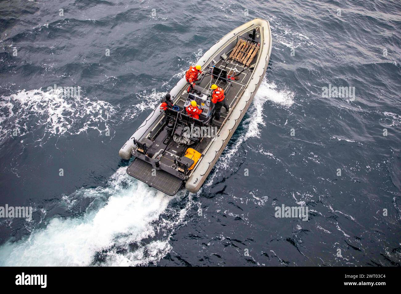 Mer de Norvège. 9 mars 2024. Les marins, affectés à bord du navire de débarquement de la classe Whidbey Island USS Gunston Hall (LSD 44), exploitent un bateau pneumatique à coque rigide dans la mer de Norvège, lors d'opérations de petits bateaux à l'appui du Steadfast Defender 24, le 9 mars 2024. Steadfast Defender 2024, le plus grand exercice des NATO depuis des décennies, démontrera la capacité des NATO à déployer rapidement des forces de toute l’Alliance pour renforcer la défense de l’Europe. (Photo de Danielle Serocki) crédit : U.S. Navy/ZUMA Press Wire/ZUMAPRESS.com/Alamy Live News Banque D'Images