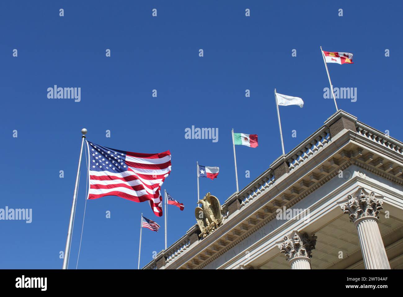 Dallas, États-Unis, 30 octobre 2017 : détail de l'extérieur du temple de rite écossais de Dallas avec les États-Unis, le Texas, le Mexique, des fleurs de lis et le drapeau du lion écossais rampant Banque D'Images