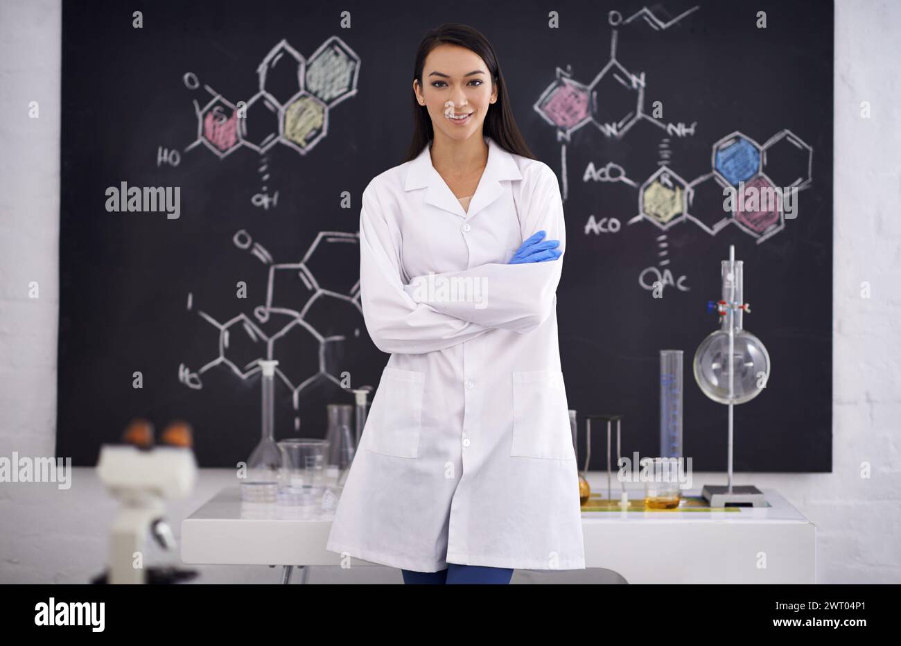 Science, femme et portrait de scientifique en laboratoire de carrière, chimie et innovation pour la recherche médicale. Professionnel, ouvrier et expert avec Banque D'Images