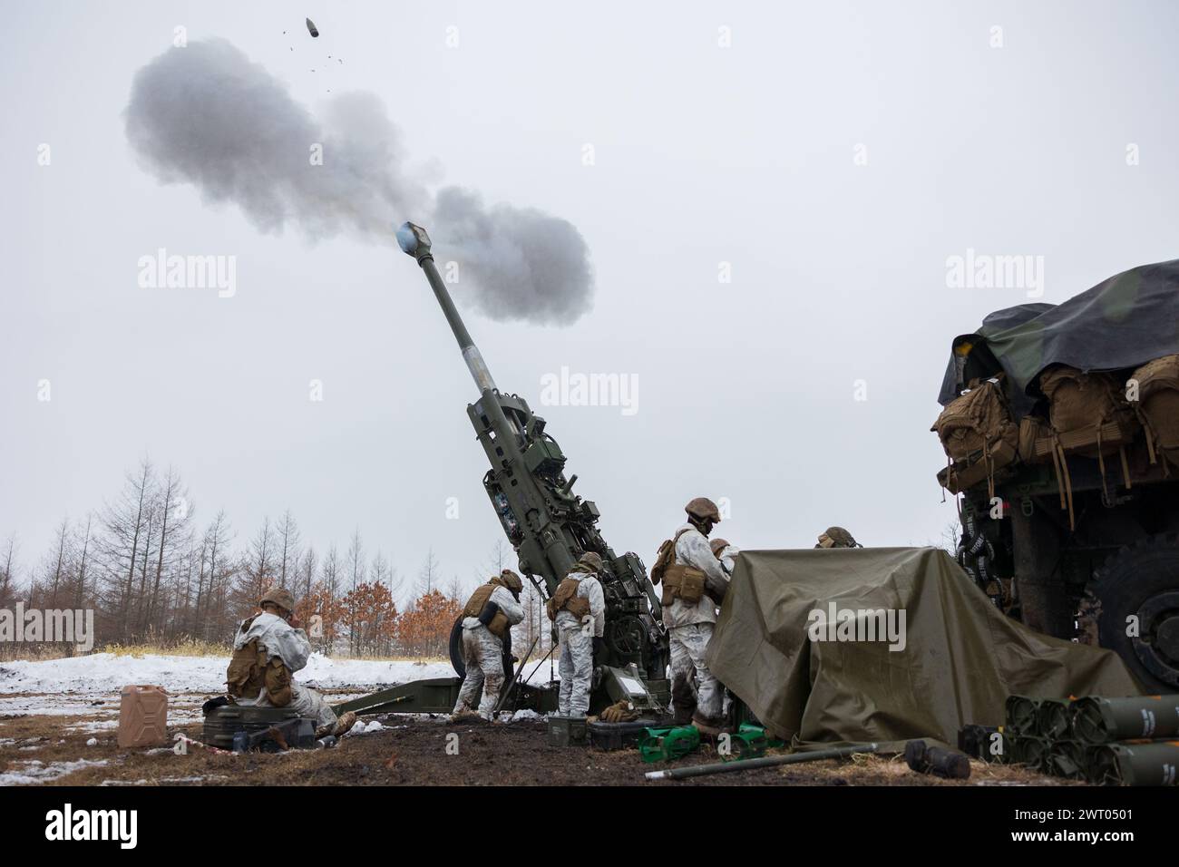 Hokkaido, Japon. 1er mars 2024. Marchines tire avec un obusier M777 lors d'une formation de relocalisation d'artillerie dans la zone de manœuvre de Yausubetsu, Hokkaido, Japon, le 1er mars 2024. L'exercice augmente la compétence, la précision et la préparation. Crédit : U.S. Marchines/ZUMA Press Wire/ZUMAPRESS.com/Alamy Live News Banque D'Images
