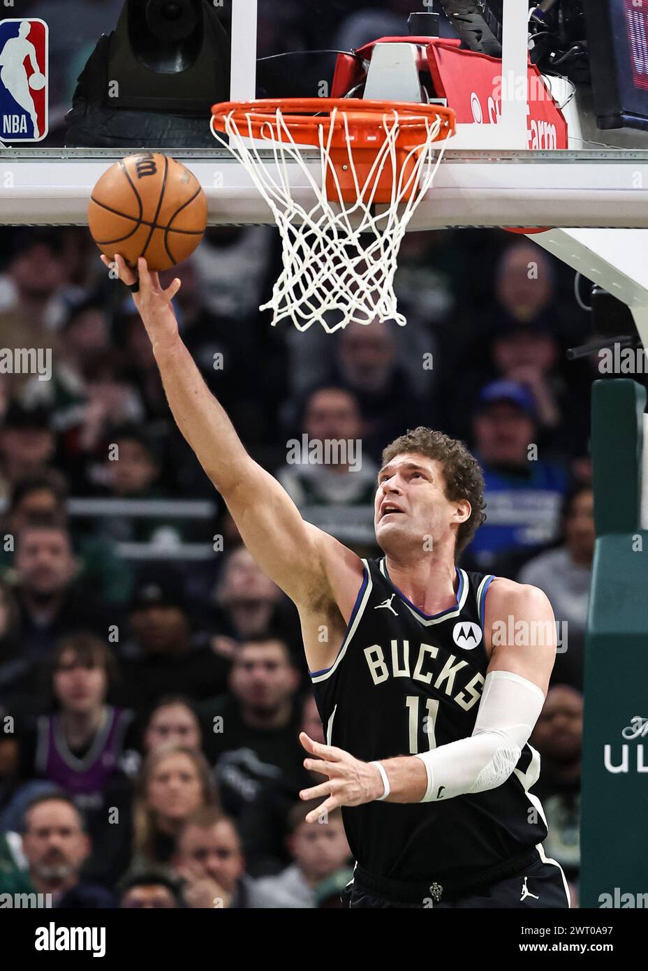 Milwaukee, États-Unis. 14 mars 2024. Brook Lopez, le centre des Bucks de Milwaukee, tire le ballon lors du match de saison régulière entre les 76ers de Philadelphie et les Bucks de Milwaukee à Milwaukee, aux États-Unis, le 14 mars 2024. Crédit : Joel Lerner/Xinhua/Alamy Live News Banque D'Images