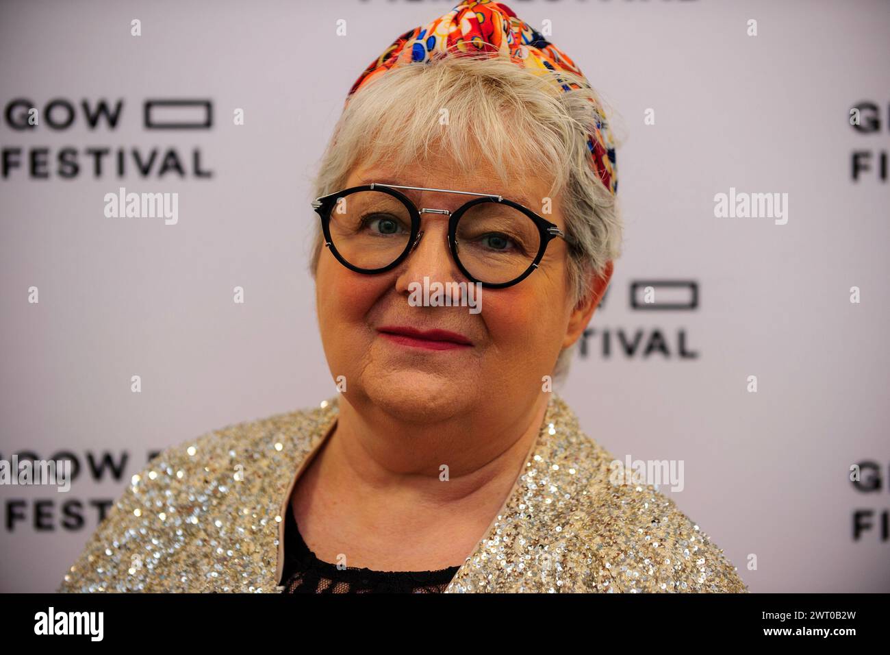 Glasgow, Écosse, Royaume-Uni. 10 mars 2024. La comédienne Janey Godley, sur le tapis rouge lors d'une séance photo pour la première mondiale de Janey, au Glasgow film Theatre (GFT), en Écosse. Janey est « un documentaire honnête, émouvant et souvent hilarant sur [elle], entrelacant des histoires de sa vie, avec des images de sa tournée Not Dead Yet, à la suite de son diagnostic de cancer ». Le Glasgow film Festival 2024 (GFF) se termine ce soir. Crédit : Stewart Kirby pour @creativezealots / Alamy Live News Banque D'Images