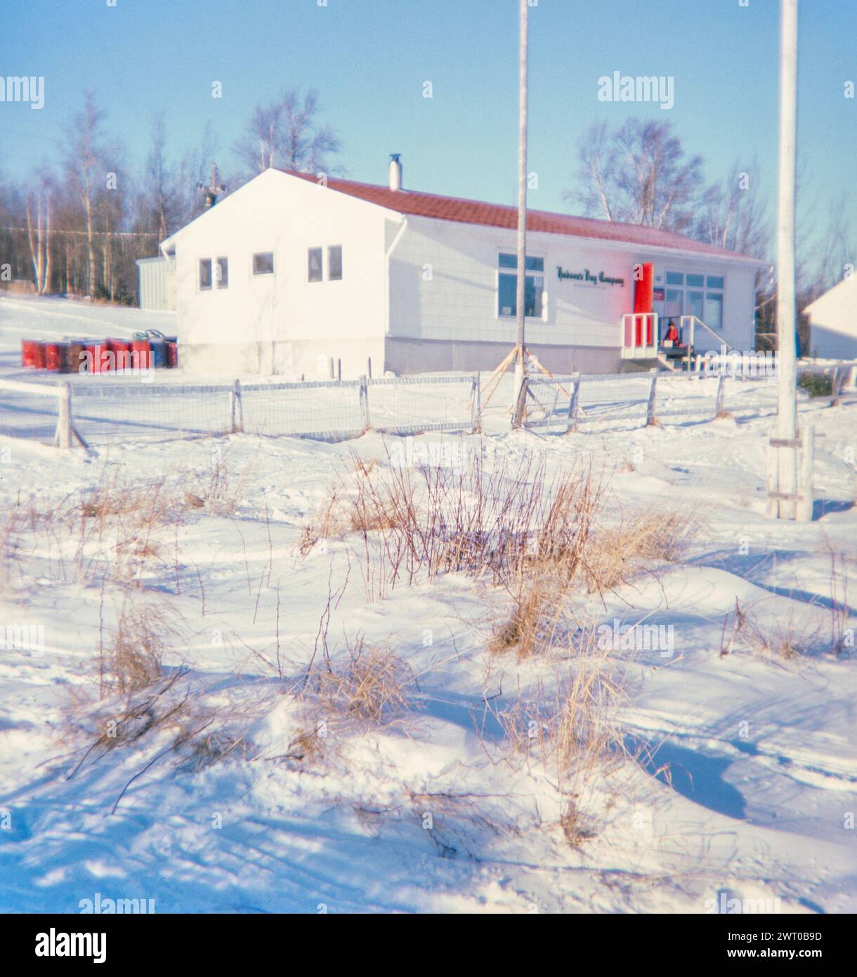Communauté ojibway de la première nation Webequie, île Eastwood, nord de l'Ontario, Canada 1978 - magasin de la Compagnie de la Baie d'Hudson Banque D'Images