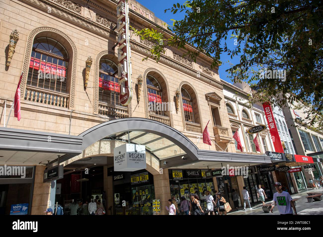 Galerie marchande Regent Arcade dans le centre-ville d'Adélaïde, Australie méridionale, vue extérieure avec signalisation de rue sur Rundle Mall, 2024 Banque D'Images