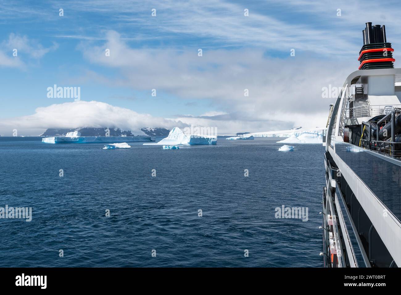 Océan Antarctique, Antarctique - 10 janvier 2024 : bateau de croisière Seabourn Pursuit naviguant en Antarctique. Banque D'Images