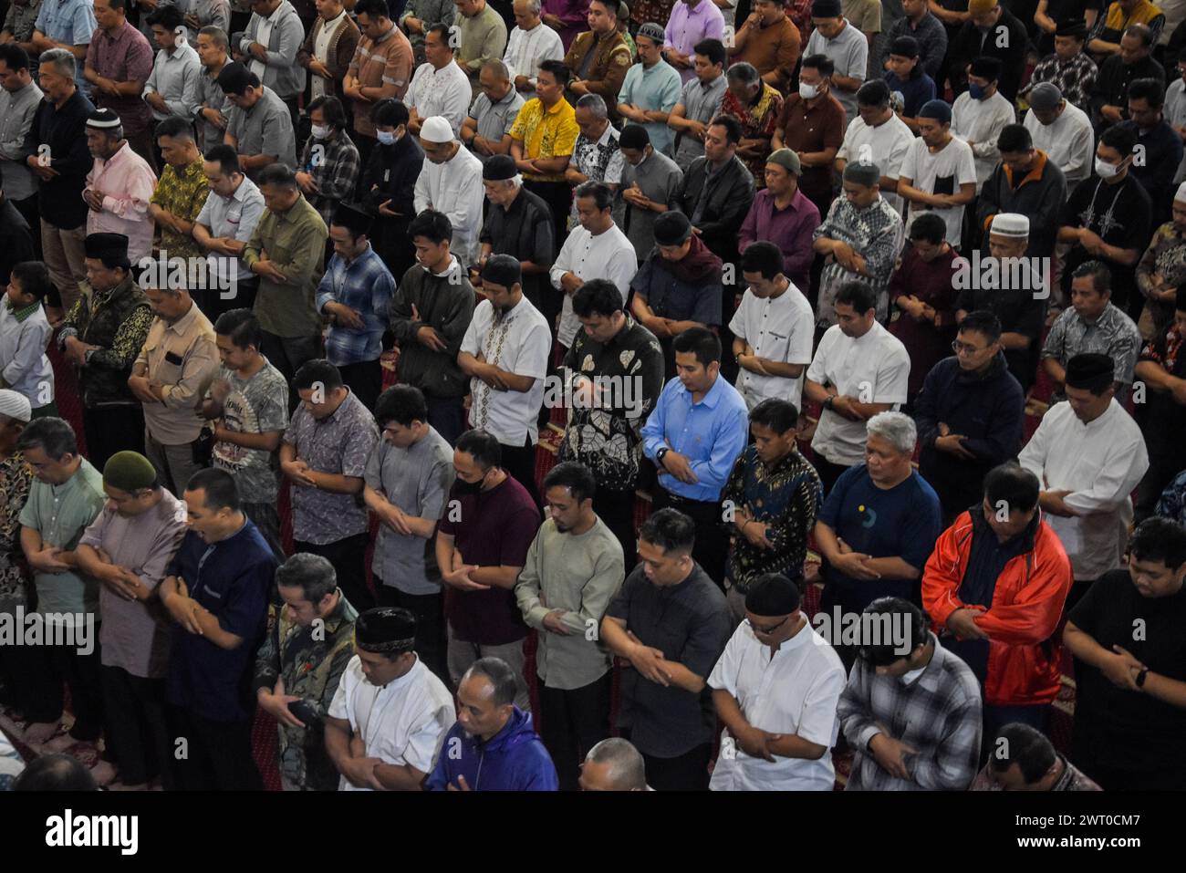 Bandung, Java occidental, Indonésie. 15 mars 2024. Les musulmans indonésiens effectuent la prière du premier vendredi pendant le mois Saint du Ramadan 1445 Hijriah à Bandung. (Crédit image : © Dimas Rachmatsyah/ZUMA Press Wire) USAGE ÉDITORIAL SEULEMENT! Non destiné à UN USAGE commercial ! Banque D'Images