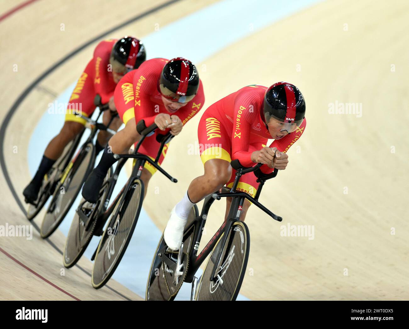 Hong Kong, Chine du Sud. 15 mars 2024. Zhang Jinyan, Zhang Haiao et Yang Yang de Team China participent à la poursuite par équipe masculine lors de la qualification à la Coupe des Nations sur piste de l'Union internationale de cyclisme (UCI) 2024 à Hong Kong, Chine du Sud, le 15 mars 2024. Crédit : LO Ping FAI/Xinhua/Alamy Live News Banque D'Images