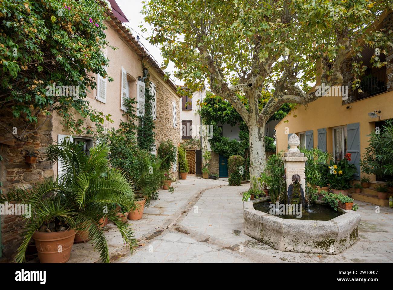 Petite place du village, Grimaud, Département du Var, Provence-Alpes-Côte d'Azur, Sud de la France, France Banque D'Images