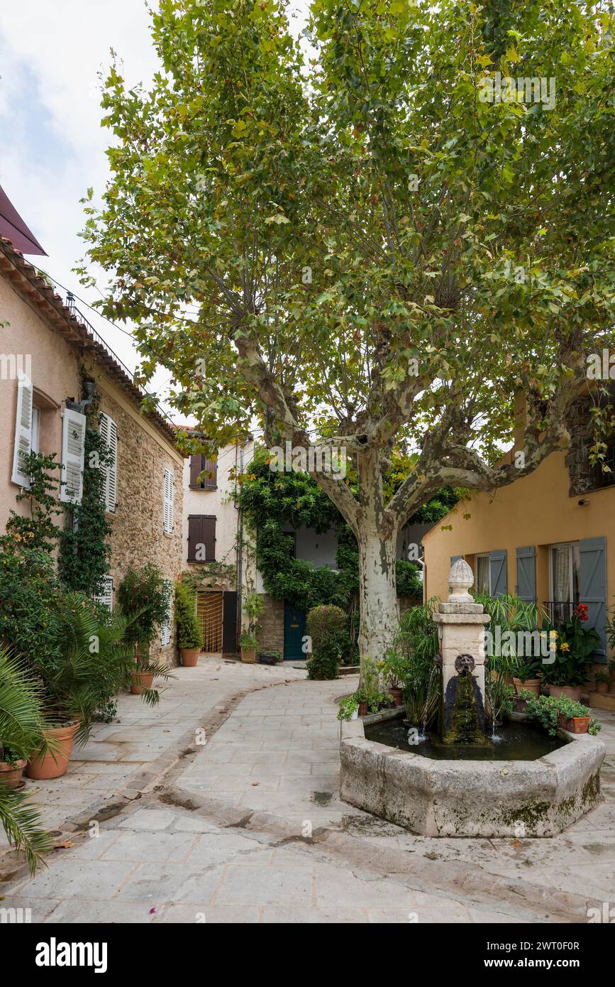 Petite place du village, Grimaud, Département du Var, Provence-Alpes-Côte d'Azur, Sud de la France, France Banque D'Images