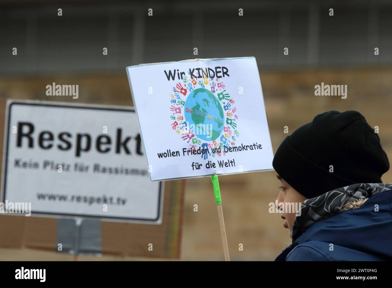 Main dans la main Kundgebung für eine offene, demokratische und vielfältige Gesellschaft in Kassel - Gegen rechten Terror in Deutschland - Deutschland, GER, DEU, Allemagne, Kassel, 03.02.2024 - Tausende Menschen demonstrieren auf dem Friedrichsplatz in der Innenstadt von Kassel gegen rechte Tendenzen in Deutschland. Hauptauslöser der zahlreichen Demonstrationen in ganz Deutschland gegen die AFD sind die Recherchen von CORRECTIV Recherchen für die Gesellschaft gemeinnützige GmbH. Demoschild : Respekt - Kein Platz für Rassismus - www. respekt.tv - Demoschild : Wir KINDER wollen Frieden und Demokratie für Banque D'Images