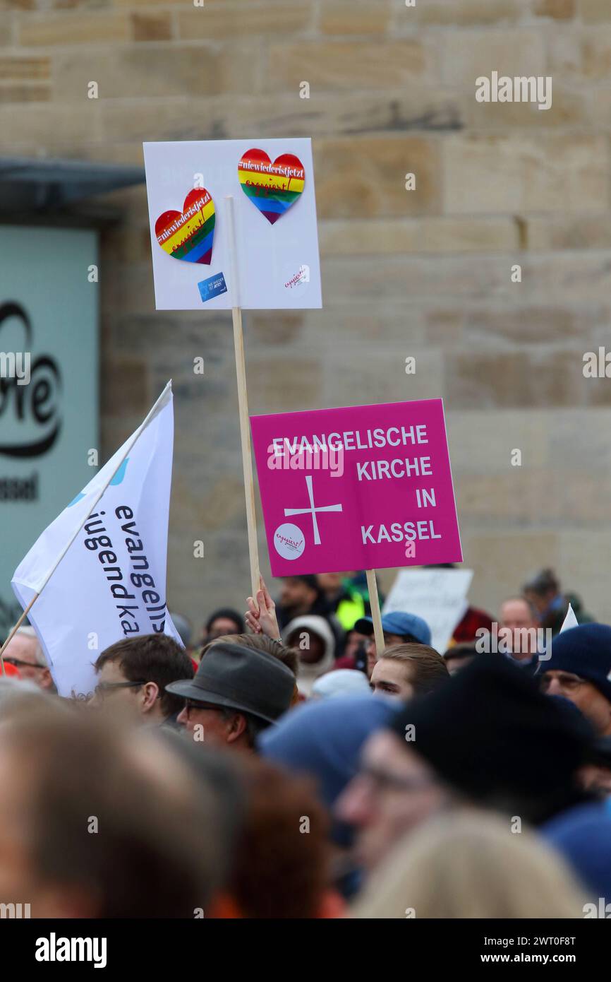 Main dans la main Kundgebung für eine offene, demokratische und vielfältige Gesellschaft in Kassel - Gegen rechten Terror in Deutschland - Deutschland, GER, DEU, Allemagne, Kassel, 03.02.2024 - Tausende Menschen demonstrieren auf dem Friedrichsplatz in der Innenstadt von Kassel gegen rechte Tendenzen in Deutschland. Hauptauslöser der zahlreichen Demonstrationen in ganz Deutschland gegen die AFD sind die Recherchen von CORRECTIV Recherchen für die Gesellschaft gemeinnützige GmbH. Demoschild : niewiederistjetzt - engiert MITGESTALTEN IN DER KIRCHE IN KASSEL - Aufkleber : nie WIEDER IST JETZT - compact Banque D'Images
