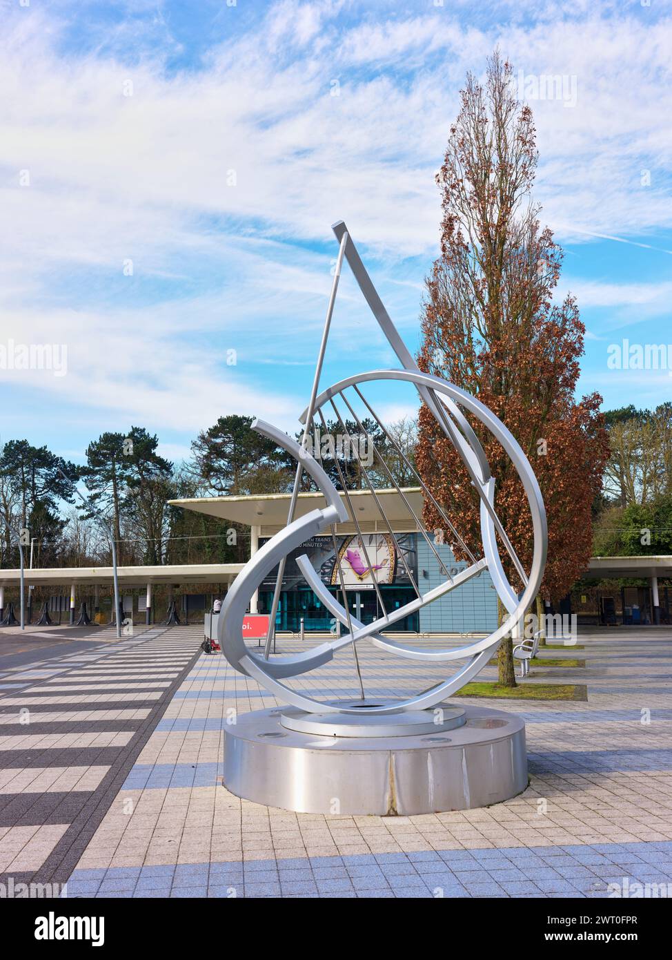 Sculpture en acier inoxydable, par John Atkin, devant la gare de Corby, Angleterre. Banque D'Images