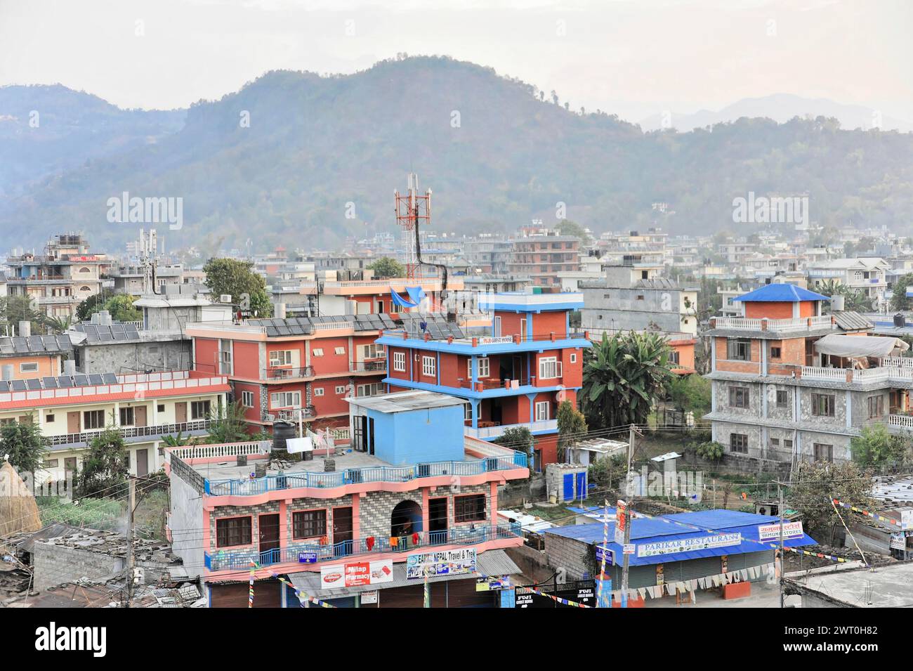 Développement dense dans une petite ville avec des maisons à plusieurs étages contre un panorama de collines, Pokhara Valley, Pokhara, Népal Banque D'Images Développement dense dans une petite ville avec des maisons à plusieurs étages contre un panorama de collines, Pokhara Valley, Pokhara, Népal Banque D'Images
