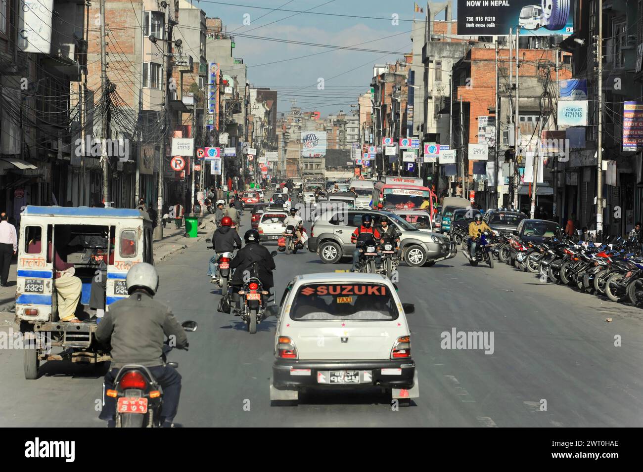Vue d'une rue de ville pleine de véhicules et de motos dans un environnement urbain, impressions du Népal, voyage de la vallée de Pokhara à Katmandou Népal Banque D'Images Vue d'une rue de ville pleine de véhicules et de motos dans un environnement urbain, impressions du Népal, voyage de la vallée de Pokhara à Katmandou Népal Banque D'Images