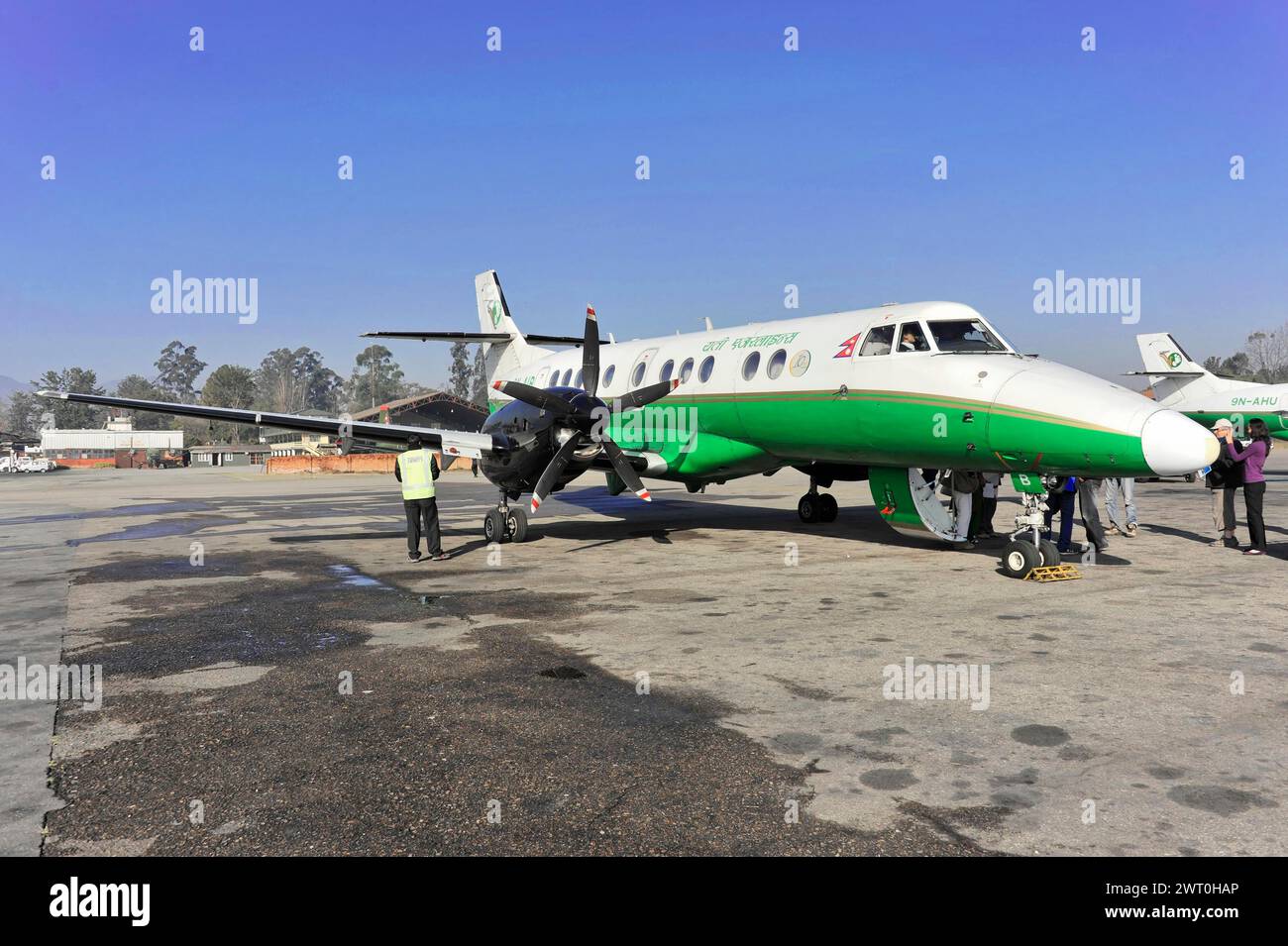 Travaux de maintenance sur un avion à hélice avec des passagers en arrière-plan, impressions du grand vol panoramique le long des géants himalayens, le Banque D'Images