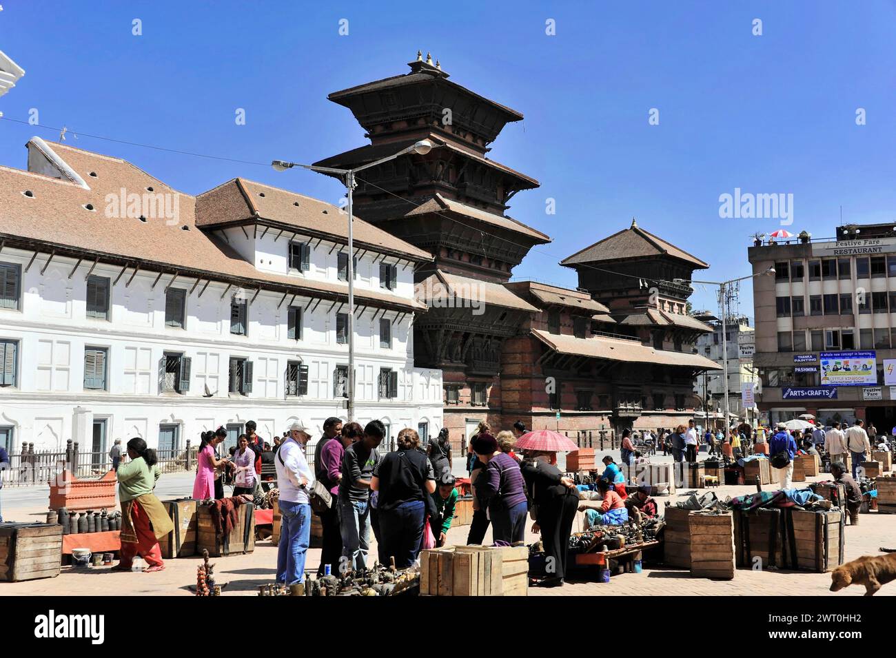 Marché animé dans le centre avec des bâtiments traditionnels et des foules, Vallée de Katmandou, Katmandou, Népal Banque D'Images Marché animé dans le centre avec des bâtiments traditionnels et des foules, Vallée de Katmandou, Katmandou, Népal Banque D'Images