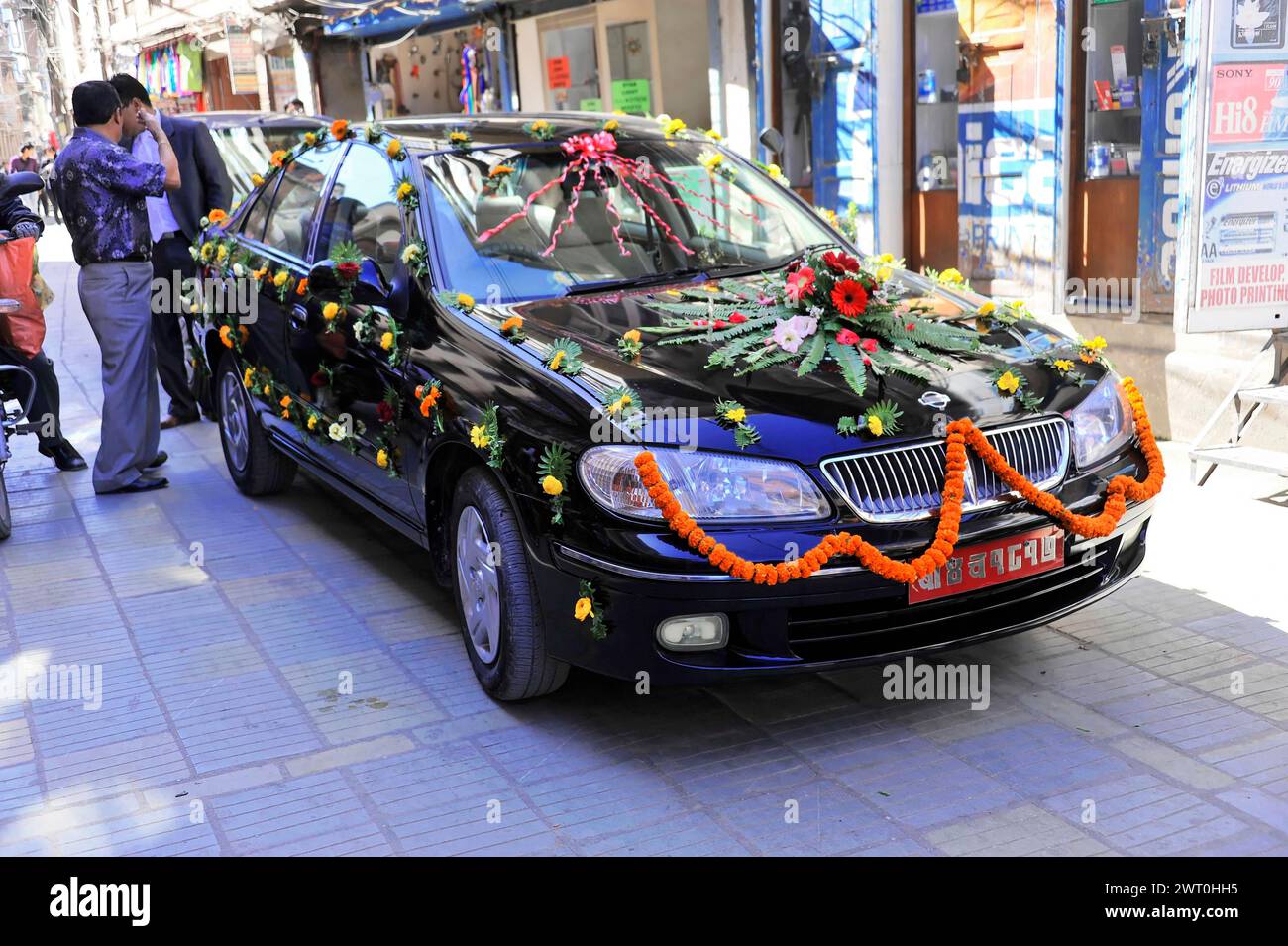 Voiture noire brillante décorée de fleurs de mariage traditionnelles, Vallée de Katmandou, Katmandou, Népal Banque D'Images