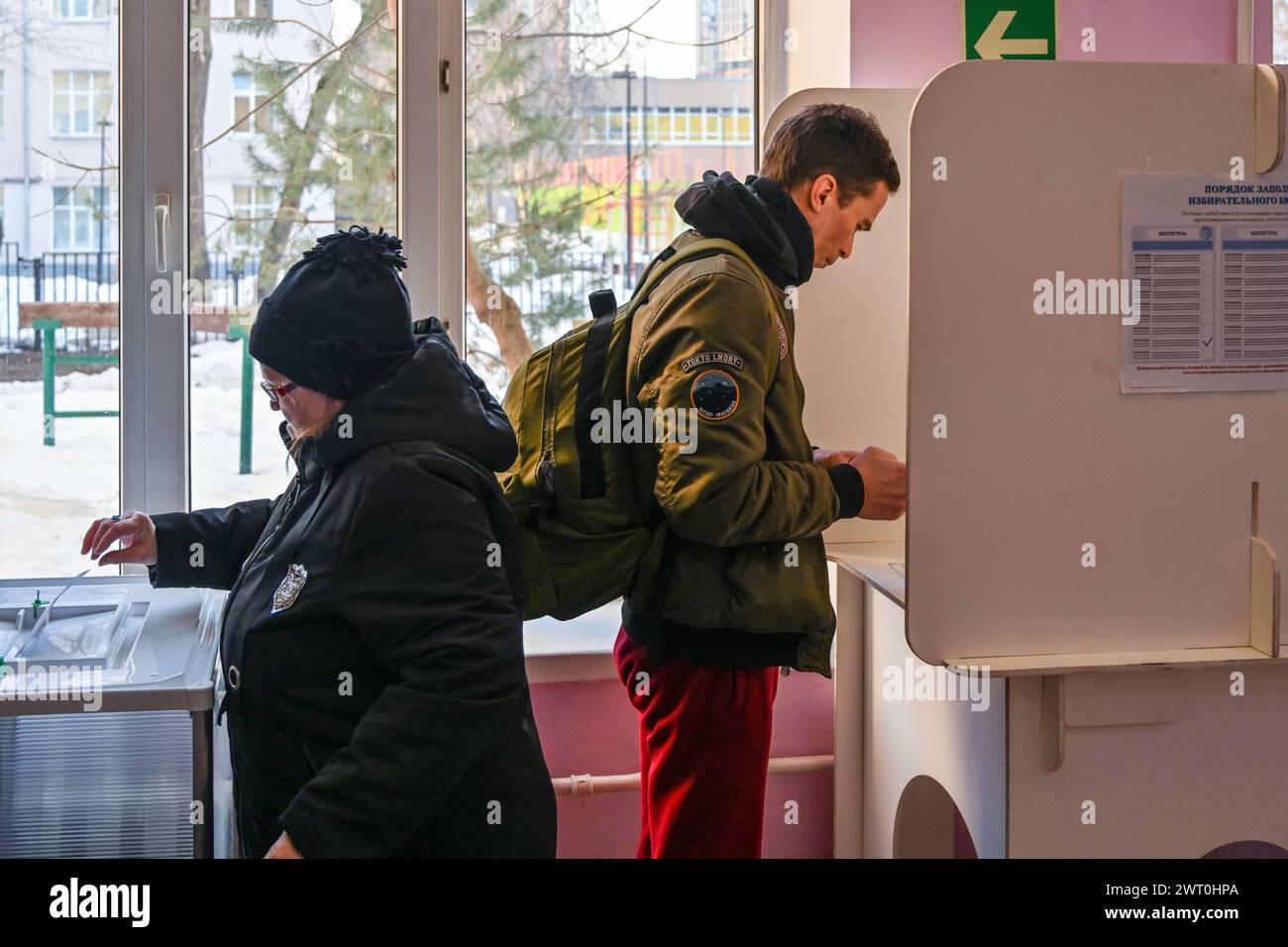 Moscou, Russie. 15 mars 2024. Une femme vote à Moscou, Russie, le 15 mars 2024. L'élection présidentielle russe commence vendredi et se poursuivra jusqu'à dimanche. Crédit : Cao Yang/Xinhua/Alamy Live News Banque D'Images