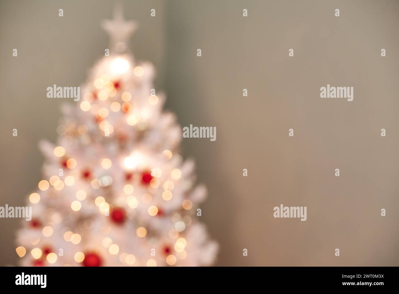 Noël, arbre et décorations dans le salon avec flou, vacances ou préparation pour la saison des fêtes. Matin, bokeh et tradition pour la célébration Banque D'Images