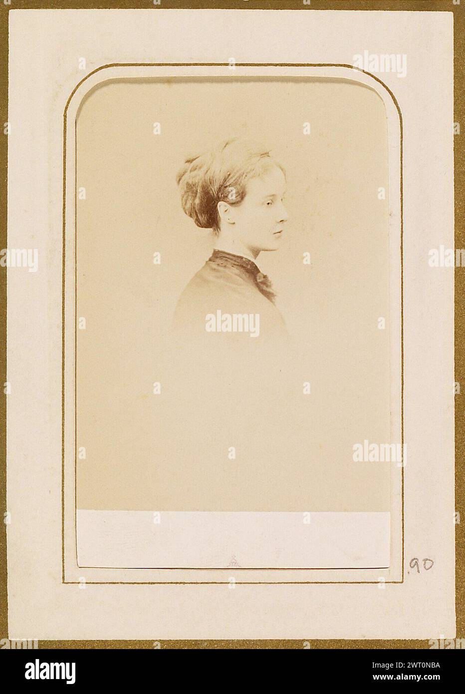 Portrait de jeune femme. Augustin aimé Joseph le jeune, photographe (français, actif Paris, France des années 1860 - 1870) après 1864 cette photographie se trouve dans un album qui mêle pages de cartes-de-visite à des photocollages pleine page. Les collagistes victoriens ont pris leurs matériaux photographiques principalement à partir de cartes-de-visite. Brevetée par André Adolphe Eugène Disdéri en 1854, la carte-de-visite a été imprimée facilement et à moindre coût (84.XD.1157.2179). Dans les années 1860,  cartomania   s'était installée. Il est devenu habituel d'échanger des cartes-de-visite sur les appels sociaux. Ces petits portraits de studio mesurent 3 ½ x 2 1 Banque D'Images