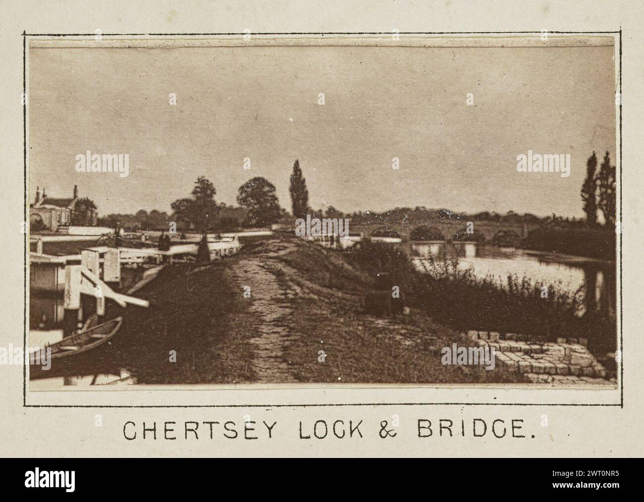 Chertsey Lock & Bridge. Henry W. Tunt, photographe (britannique, 1842 - 1922) vers 1886 une des trois photographies illustrant une carte imprimée de Laleham, Chertsey et les environs le long de la Tamise. La photographie montre une vue de l'écluse de Chertsey et du pont de Chertsey, séparés par une étroite bande de terre avec un chemin de terre. Deux hommes et une femme peuvent être vus debout au sommet de l'écluse et de la rive qui longe la rivière. Une barque repose sur la rive juste en face de l'écluse. (Recto, monture) centre inférieur, ci-dessous image, imprimé à l'encre noire : 'CHERTSEY LOCK & BRIDGE.' Banque D'Images