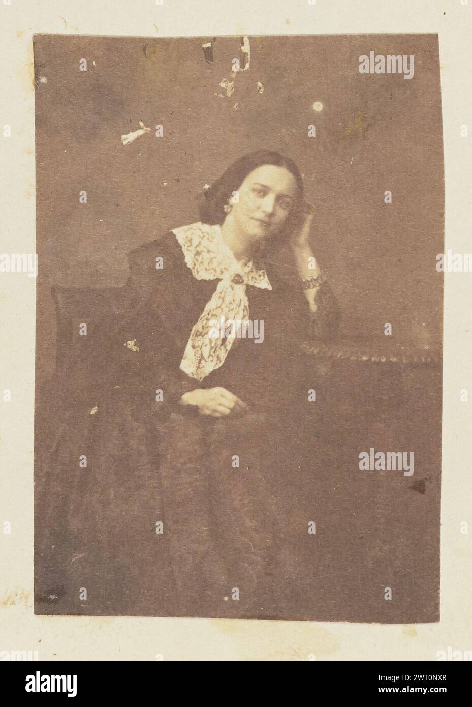 Portrait d'une femme. Jakob Höflinger, photographe (Suisse, 1819 - 1898) vers 1853–1860 portrait d'une femme assise reposant sa tête dans sa main. Son coude repose sur une petite table. Sa robe a un large col en dentelle. Banque D'Images