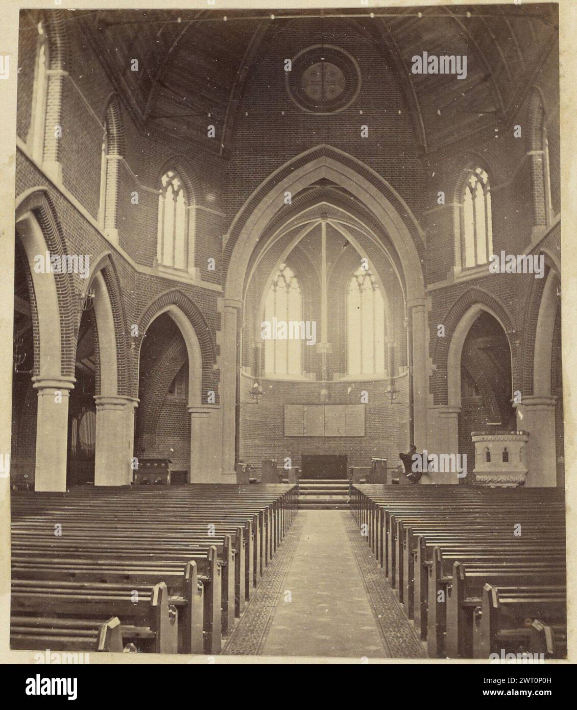 Prog Saviour's, Eastbourne. Possiblement Frances Elizabeth Jocelyn, vicomtesse Jocelyn, photographe (britannique, 1820 - 1880) après 1867 vue de l'intérieur de l'établissement Église de Saviour à Eastbourne. Des bancs bordent les deux côtés d'une allée centrale menant au choeur. Le toit semble bombé de l'intérieur. (Recto, monture) centre supérieur, crayon : 'préparé Saviour's, Eastbourne./Brick Church Built/by G.E. Street.» Banque D'Images