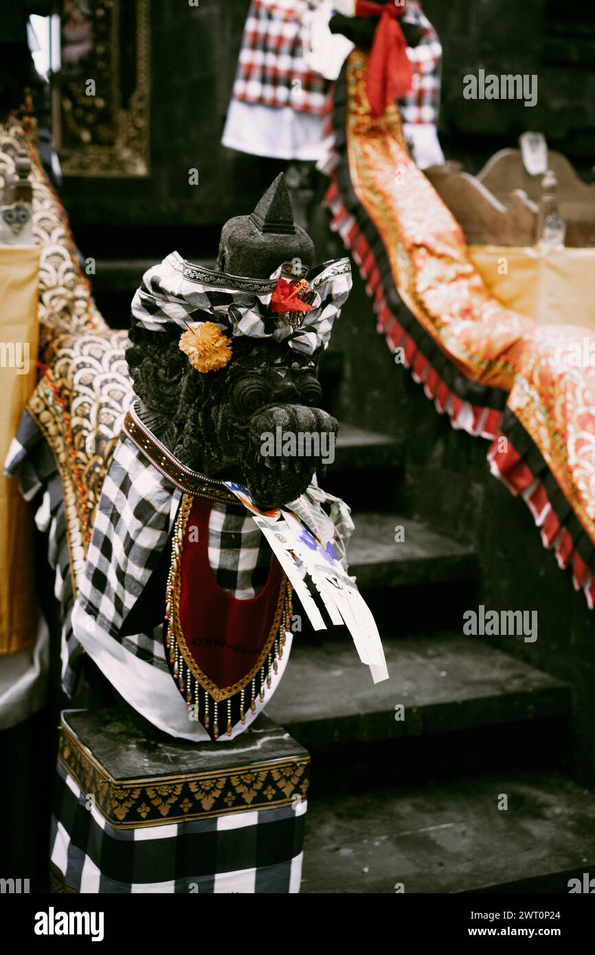 Cérémonie traditionnelle balinaise, décorant les statues Borong. Banque D'Images