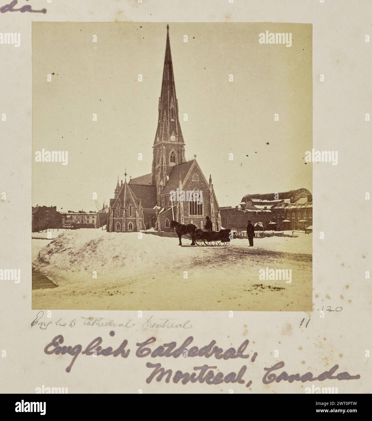 Cathédrale anglaise, Montréal. Inconnu, photographe 1861–1903 vue extérieure de la cathédrale Christ Church, avec son grand clocher et sa sacrerie attenante, en hiver. Une charrette tirée par des chevaux et son chauffeur, ainsi qu'un autre homme, se tiennent dans une zone enneigée au premier plan. (Recto, monture) en bas à droite, en dessous de l'image, au crayon : 'English Cathedral Montreal [space] 11' ; en bas à droite, en dessous de l'image, à l'encre violette : 'English Cathedral, / Montreal, Canada'; Banque D'Images