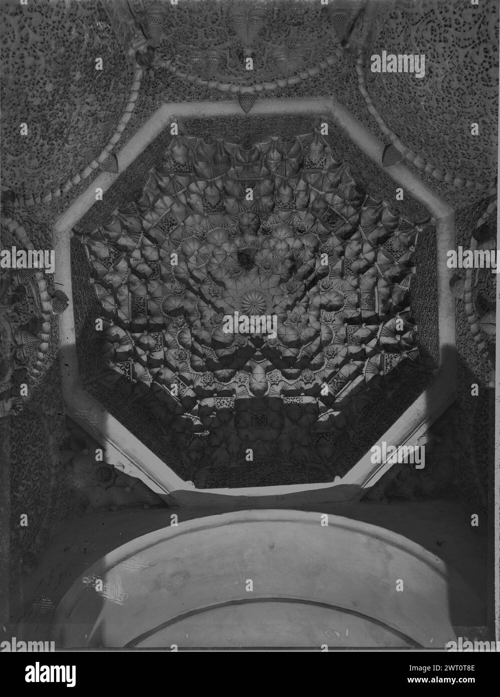 Maroc Marrakech Bin Yusuf Medersa image inédite 3. Swaan, Wim. 1967 ou avant matériaux de production photographique pour le Maroc : Marrakech, Fès, Rabat des photographies d'architecture ont été sélectionnées et numérisées à partir de ces matériaux. Les portraits, les images ethnographiques et les images d'objets de musée ont été exclus. Les images numériques sont classées géographiquement, d'abord par pays, puis par ville, puis par site complexe ou monument, avec tous les noms dans l'ordre alphabétique. Les noms de lieux sont dérivés du Getty Thesaurus of Geographic Names (TGN)®, des rubriques de la Bibliothèque du Congrès et des publications savantes Banque D'Images