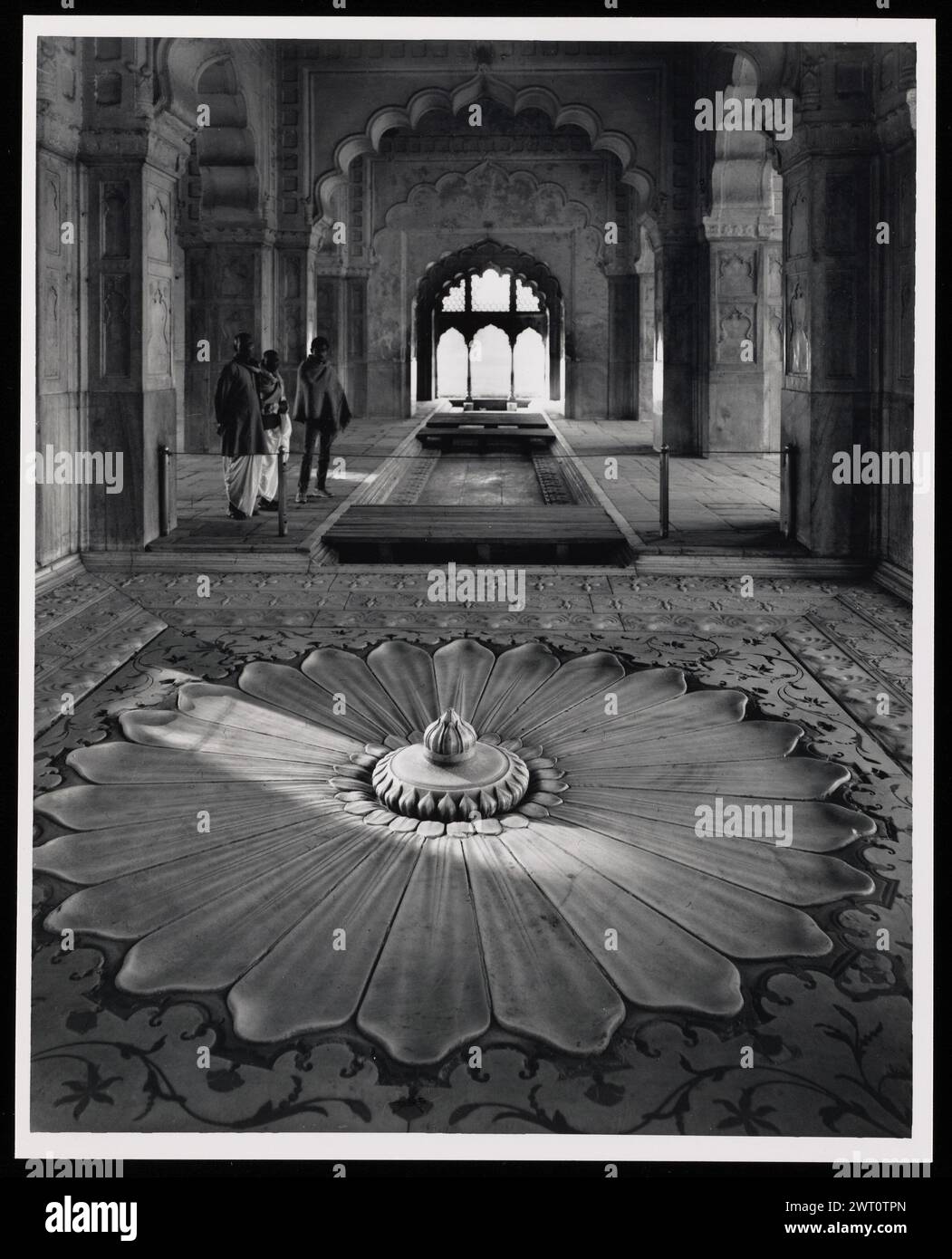 Inde Delhi Fort Rouge image non publiée 10. Swaan, Wim. 1968 ou plus tôt matériaux de production photographique pour les villes de Mughul Inde : Delhi, Agra, Fatehpur Sikri des photographies d'architecture ont été sélectionnées et numérisées à partir de ces matériaux. Les portraits, les images ethnographiques et les images d'objets de musée ont été exclus. Les images numériques sont classées géographiquement, d'abord par pays, puis par ville, puis par site complexe ou monument, avec tous les noms dans l'ordre alphabétique. Les noms de lieux sont dérivés du Getty Thesaurus of Geographic Names (TGN)®, des rubriques de la Bibliothèque du Congrès et du Scholarly publi Banque D'Images