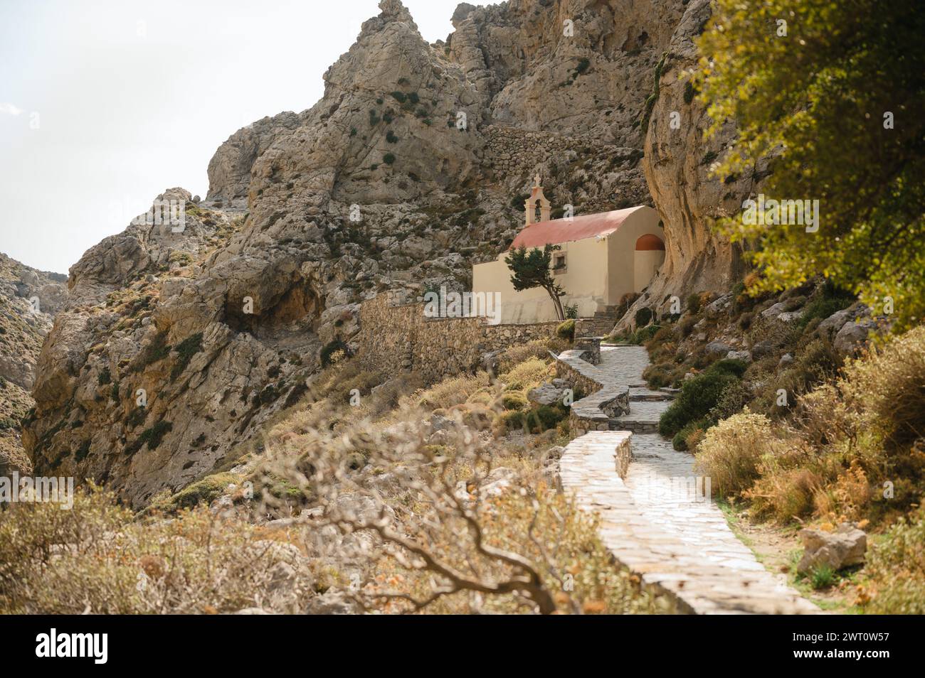 Vue panoramique sur le chemin menant à l'église de parfait Nicholas à la gorge de Kourtaliotiko Banque D'Images