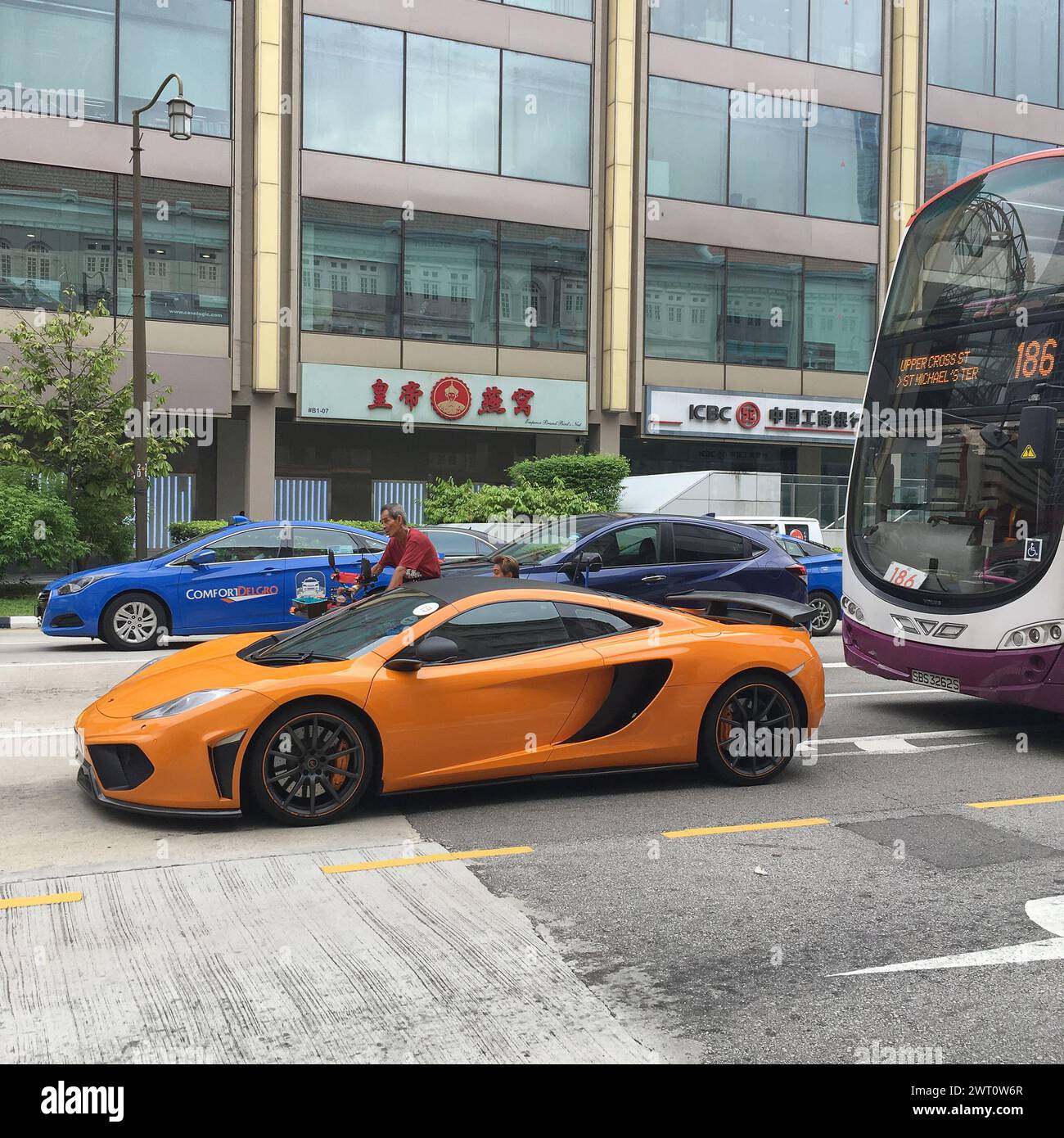 Voiture Lamborghini sur la rue Singapour. XE XE Lamborghini trên đường phố Singapour. Coche Lamborghini en la calle Singapur Banque D'Images
