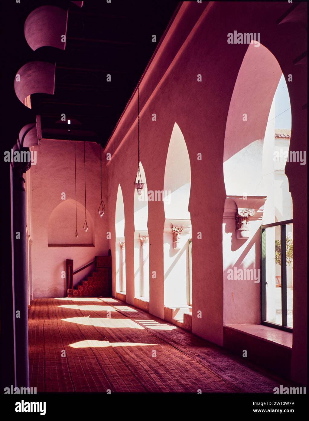 Maroc Marrakech Mosquée Kutubiya image inédite 5. Swaan, Wim. 1967 ou avant matériaux de production photographique pour le Maroc : Marrakech, Fès, Rabat des photographies d'architecture ont été sélectionnées et numérisées à partir de ces matériaux. Les portraits, les images ethnographiques et les images d'objets de musée ont été exclus. Les images numériques sont classées géographiquement, d'abord par pays, puis par ville, puis par site complexe ou monument, avec tous les noms dans l'ordre alphabétique. Les noms de lieux sont dérivés du Getty Thesaurus of Geographic Names (TGN)®, des rubriques de la Bibliothèque du Congrès et des publications savantes. Banque D'Images