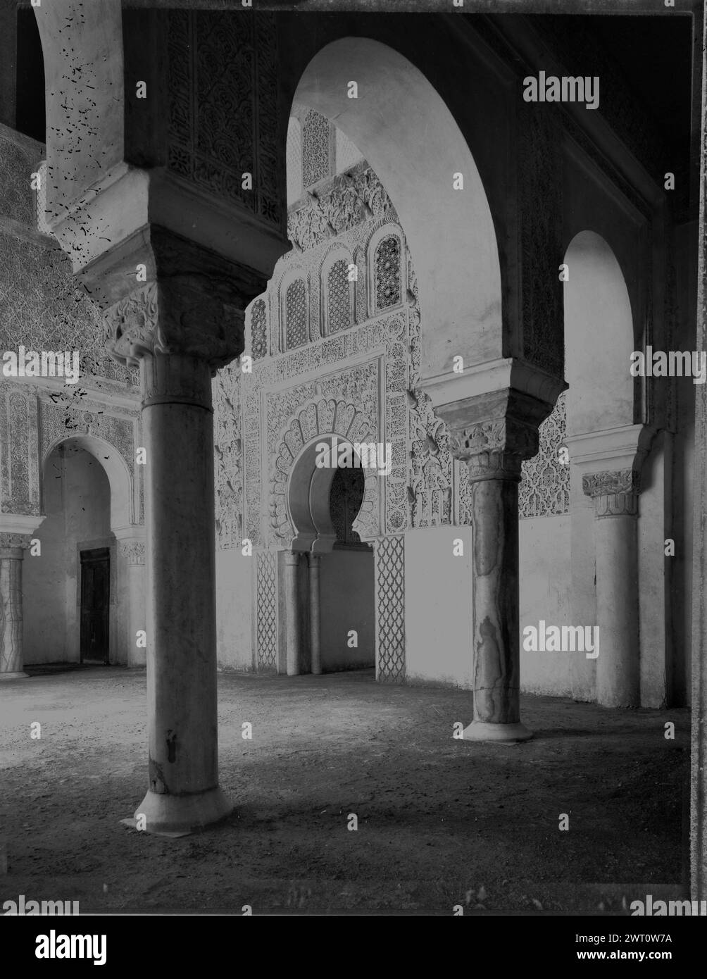 Maroc Marrakech Bin Yusuf Medersa image inédite 4. Swaan, Wim. 1967 ou avant matériaux de production photographique pour le Maroc : Marrakech, Fès, Rabat des photographies d'architecture ont été sélectionnées et numérisées à partir de ces matériaux. Les portraits, les images ethnographiques et les images d'objets de musée ont été exclus. Les images numériques sont classées géographiquement, d'abord par pays, puis par ville, puis par site complexe ou monument, avec tous les noms dans l'ordre alphabétique. Les noms de lieux sont dérivés du Getty Thesaurus of Geographic Names (TGN)®, des rubriques de la Bibliothèque du Congrès et des publications savantes Banque D'Images